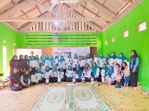 Eco-Enzym, Solusi Ramah Lingkungan: Kolaborasi Mahasiswa GIAT 12 UNNES dengan PKK Desa Kalikurmo